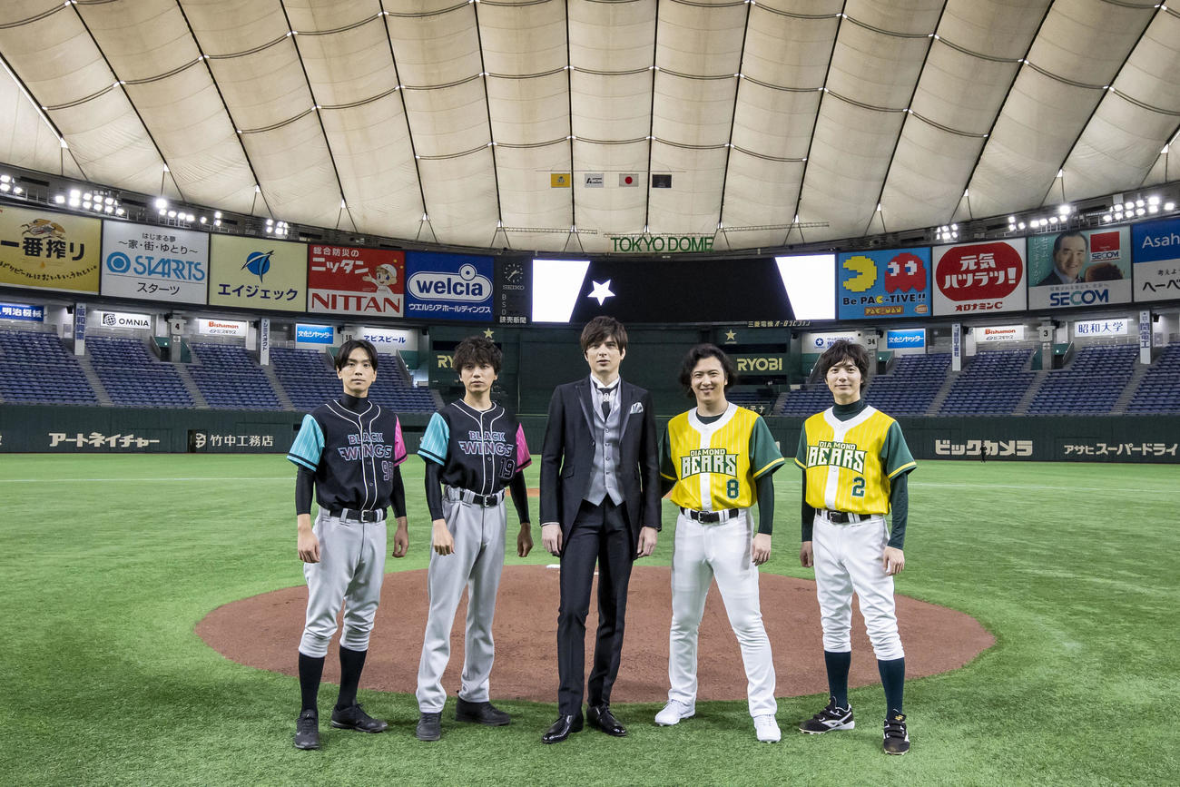若手俳優による野球大会「ACTORS☆LEAGUE2021」を行った、左から黒羽麻璃央、山崎育三郎、城田優、尾上松也、和田〓（琢の旧字体）磨