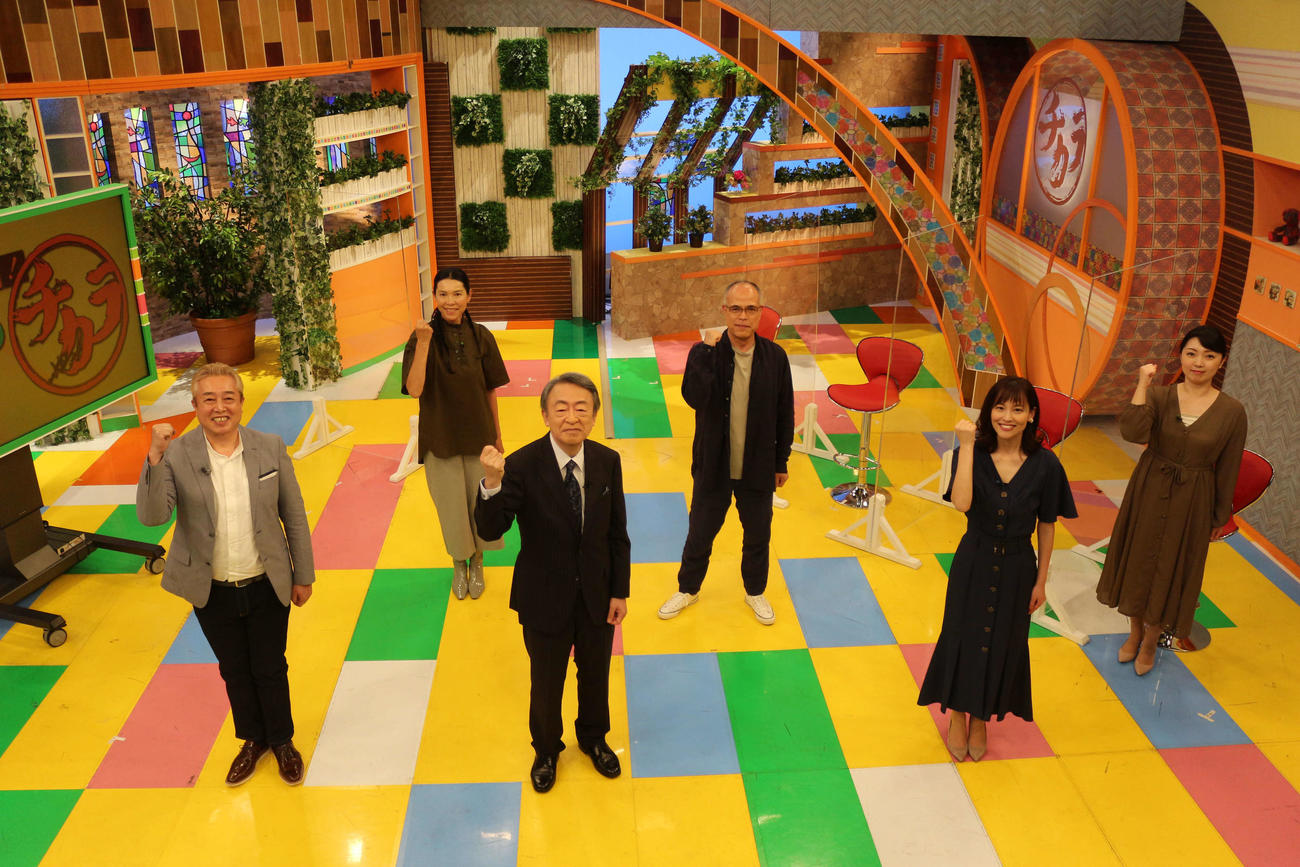 静岡朝日テレビの特別番組に出演する、左からガダルカナル・タカ、林マヤ、池上彰氏、田中要次、佐野伶莉アナ、橋本ありすアナ