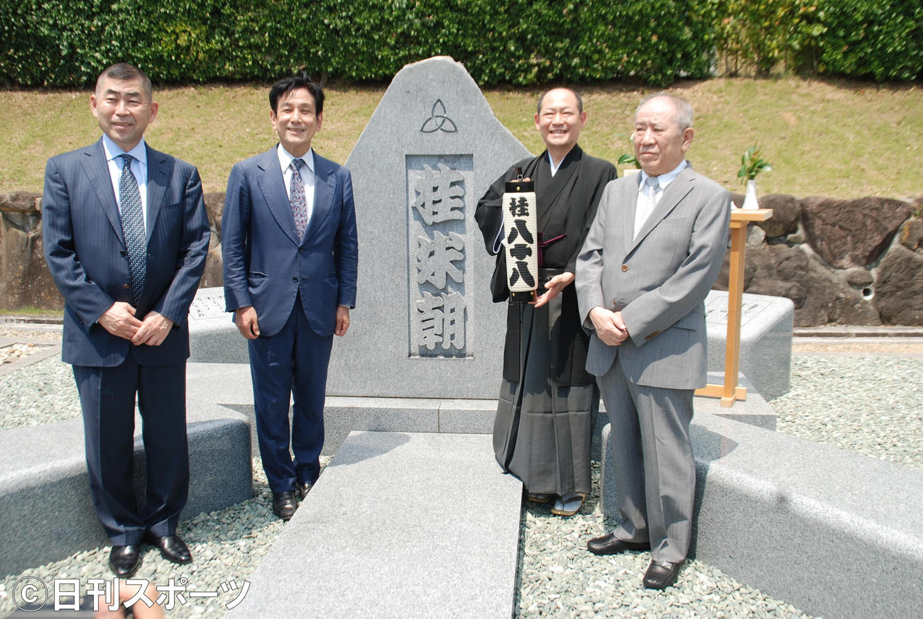 故桂米朝さんの墓前に襲名を報告した左から桂南光、桂米団治、桂宗助、桂ざこば（撮影・松浦隆司）