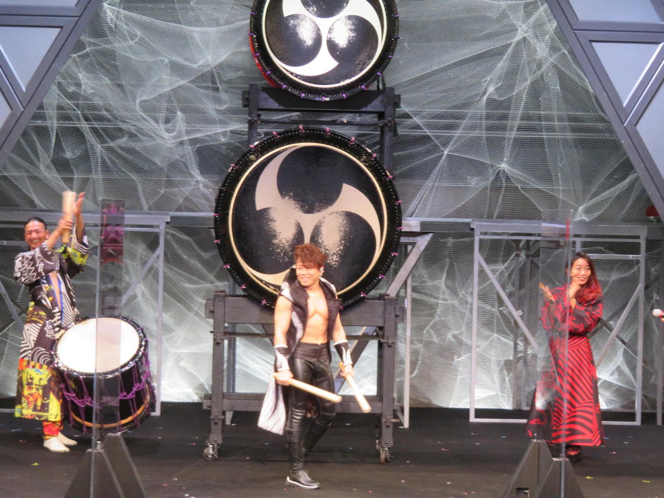 「DRUM TAO」の「MANGEKYO PROJECT 2021　新作『W－1』」記者発表会で即興で和太鼓をたたいた西川貴教（中央）（撮影・村上幸将）