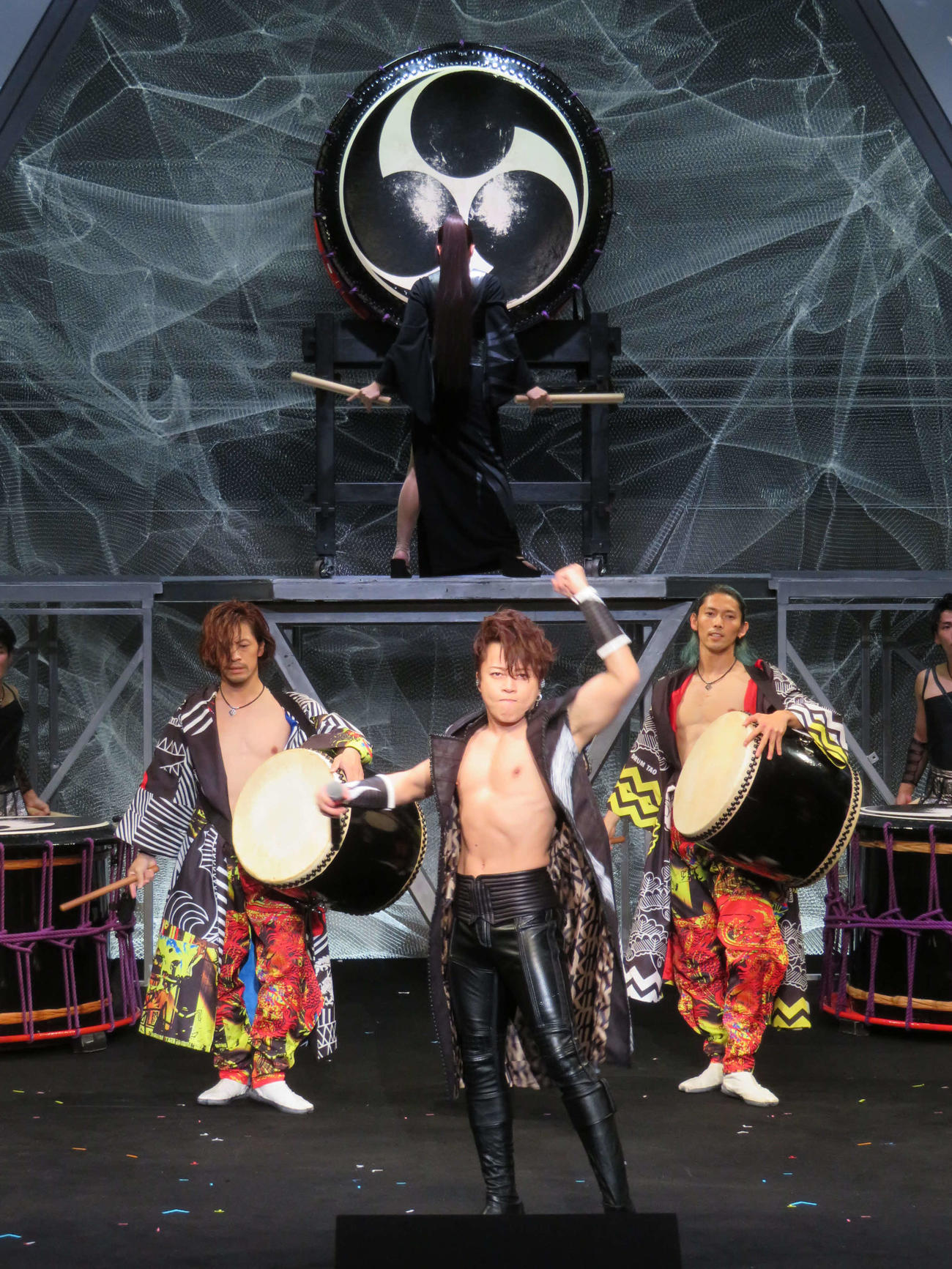 「DRUM TAO」の「MANGEKYO PROJECT 2021　新作『W－1』」記者発表会で「Judgement」を披露する西川貴教（撮影・村上幸将）