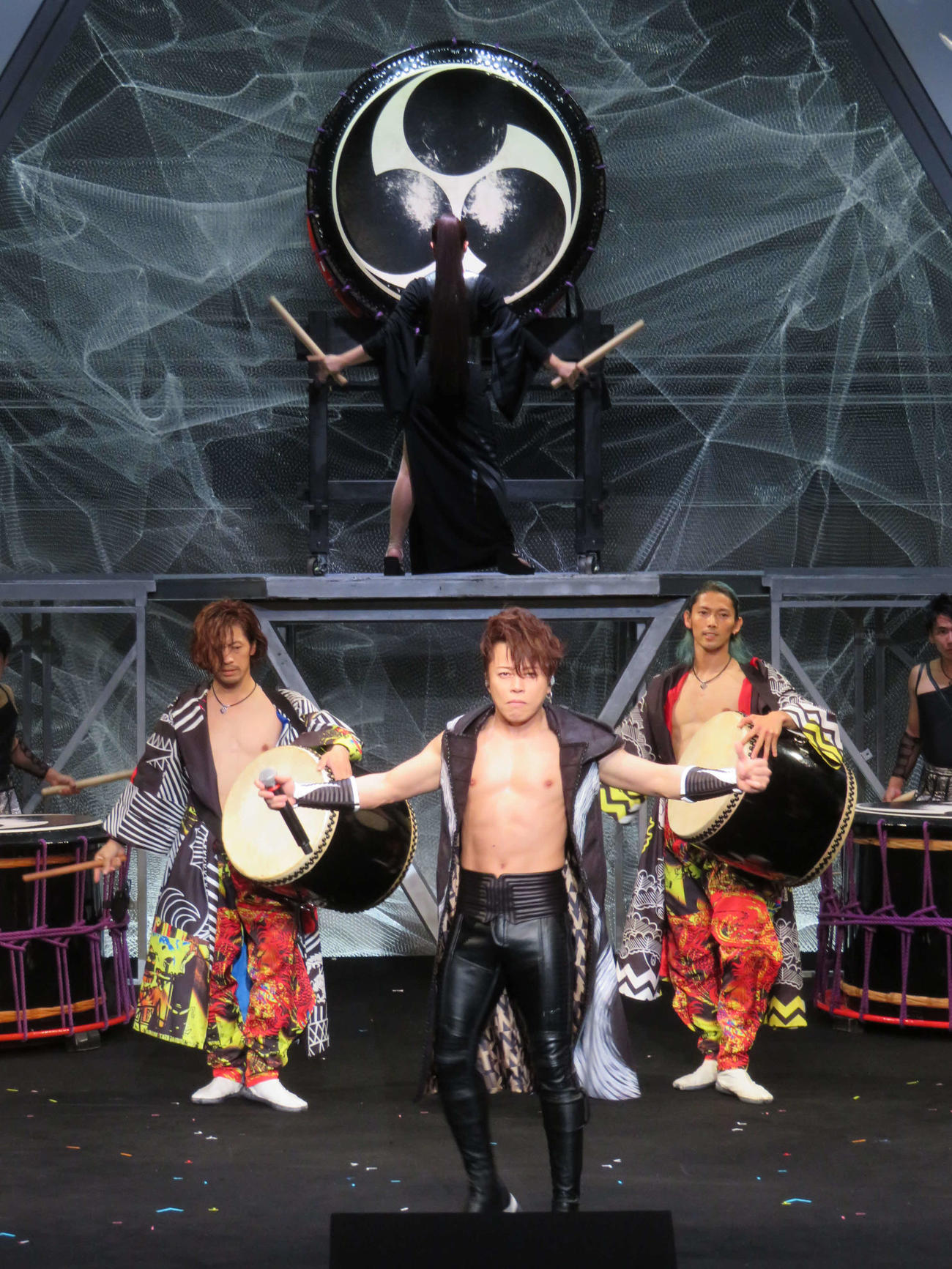 「DRUM TAO」の「MANGEKYO PROJECT 2021　新作『W－1』」記者発表会で「Judgement」を披露する西川貴教（撮影・村上幸将）