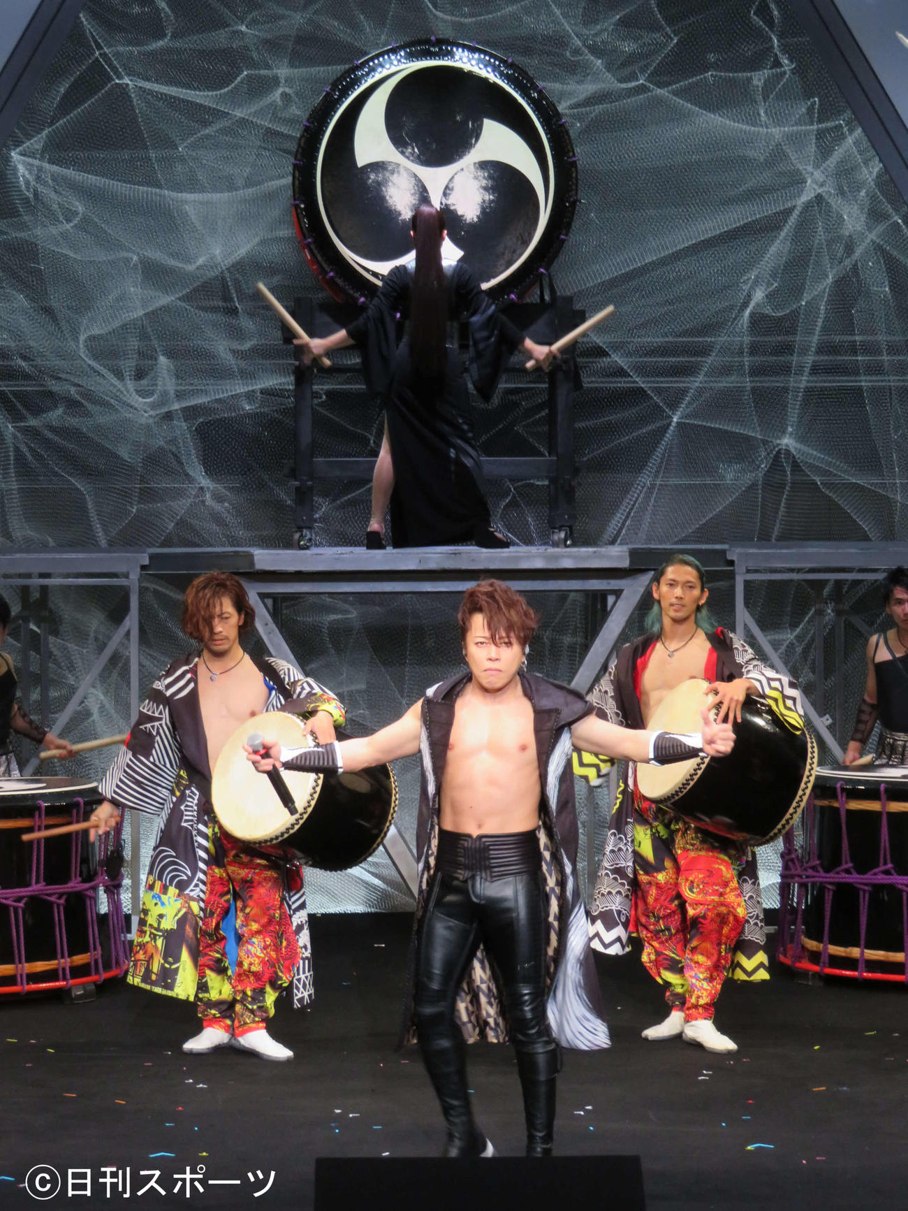 「DRUM TAO」の「MANGEKYO PROJECT 2021　新作『W－1』」記者発表会で「Judgement」を披露する西川貴教（撮影・村上幸将）