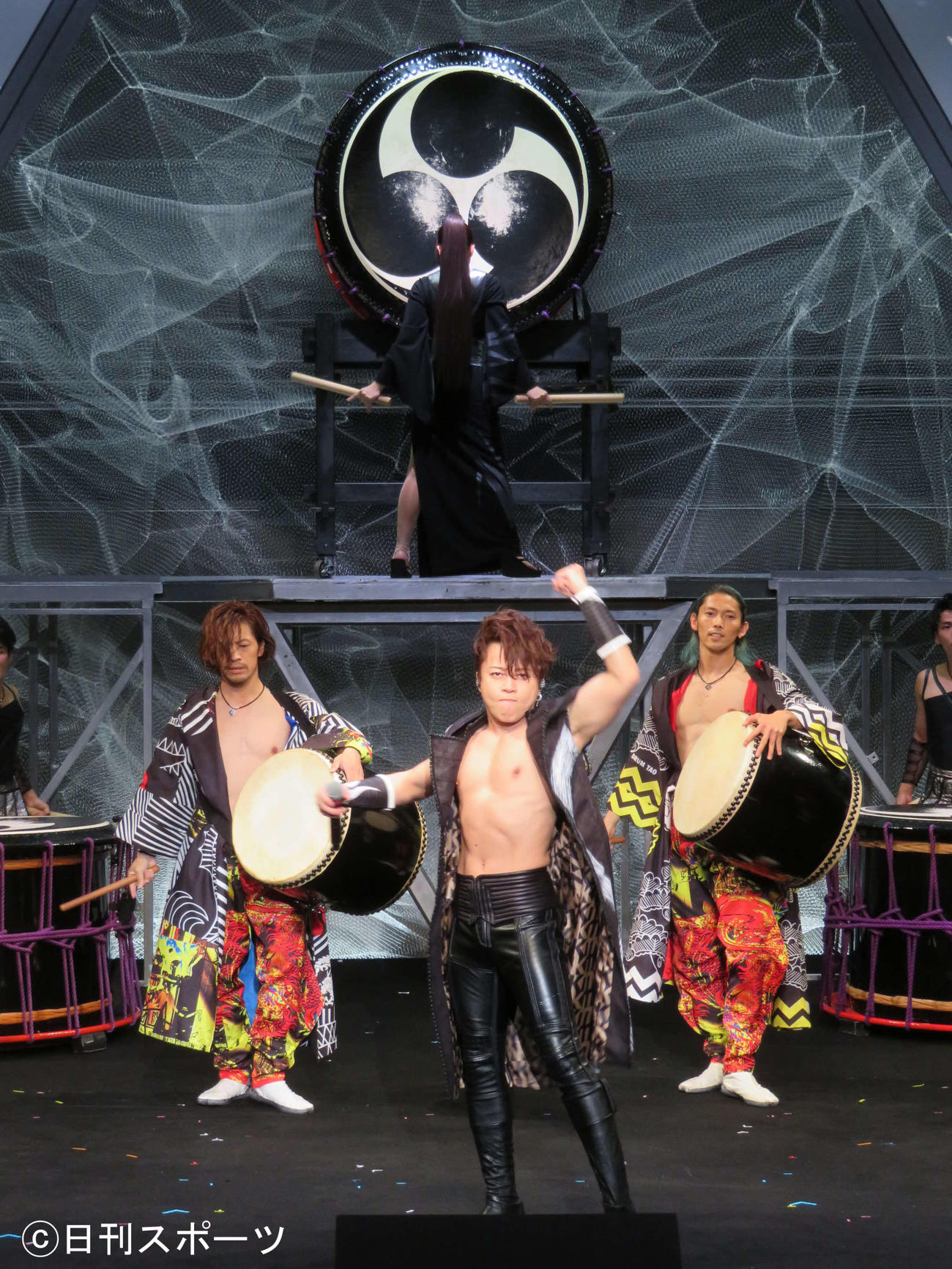 「DRUM TAO」の「MANGEKYO PROJECT 2021　新作『W－1』」記者発表会で「Judgement」を披露する西川貴教（撮影・村上幸将）