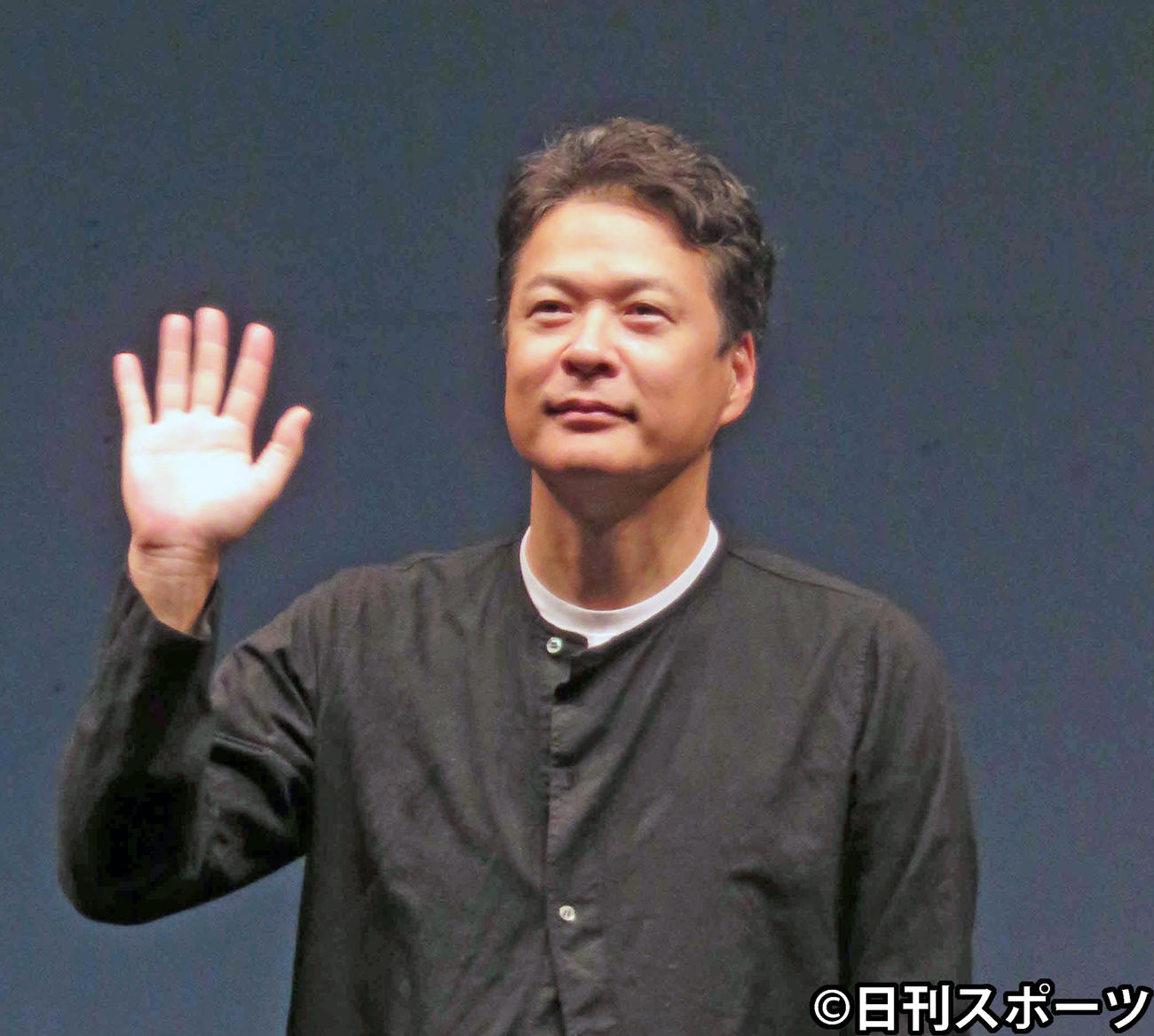 舞台「近松心中物語」の制作会見で手を振る田中哲司（撮影・小林千穂）