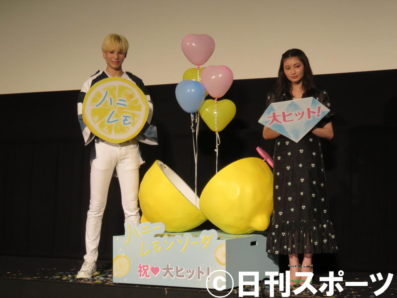 映画「ハニーレモンソーダ」のヒット御礼イベントに出席したSnow Manラウール（左）と吉川愛
