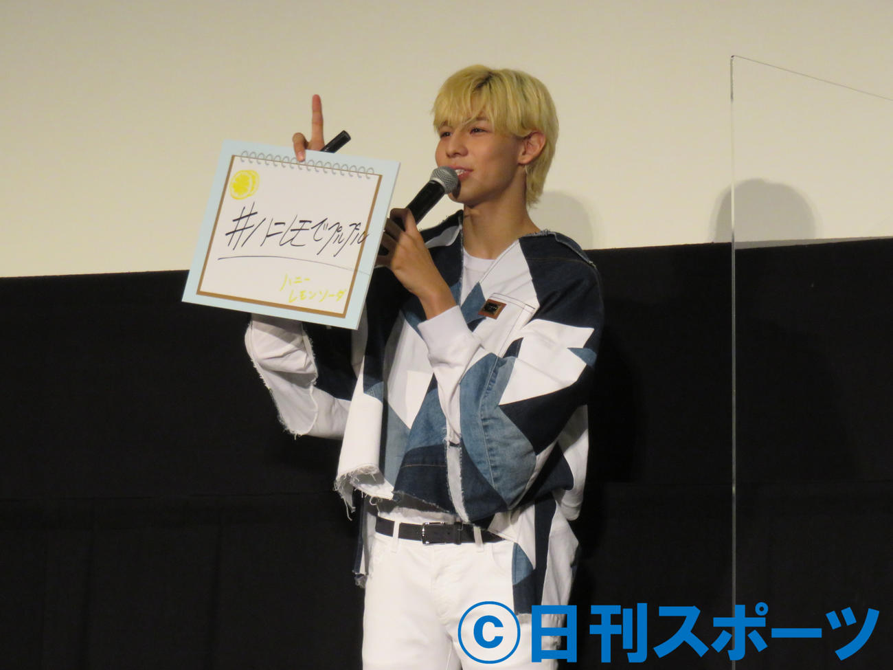 映画「ハニーレモンソーダ」のヒット御礼イベントに出席したSnow Manラウール
