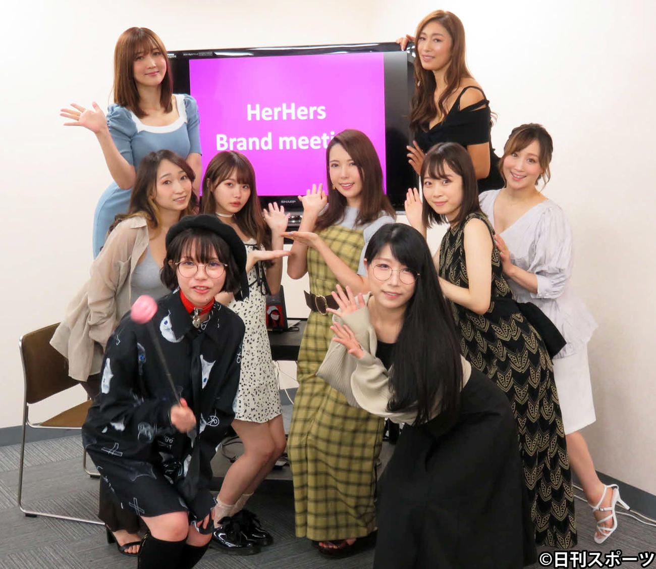 新アダルトサイト「ハーハーズ」の説明会に出席したAV女優。2列目中央が波多野結衣（撮影・竹村章）