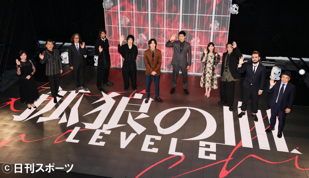 完成披露イベントに登壇した出演者ら。左から脚本の柚月裕子氏、吉田鋼太郎、滝藤賢一、斎藤工、村上虹郎、松坂桃李、鈴木亮平、西野七瀬、早乙女太一、中村獅童、白石和弥監督（撮影・足立雅史）