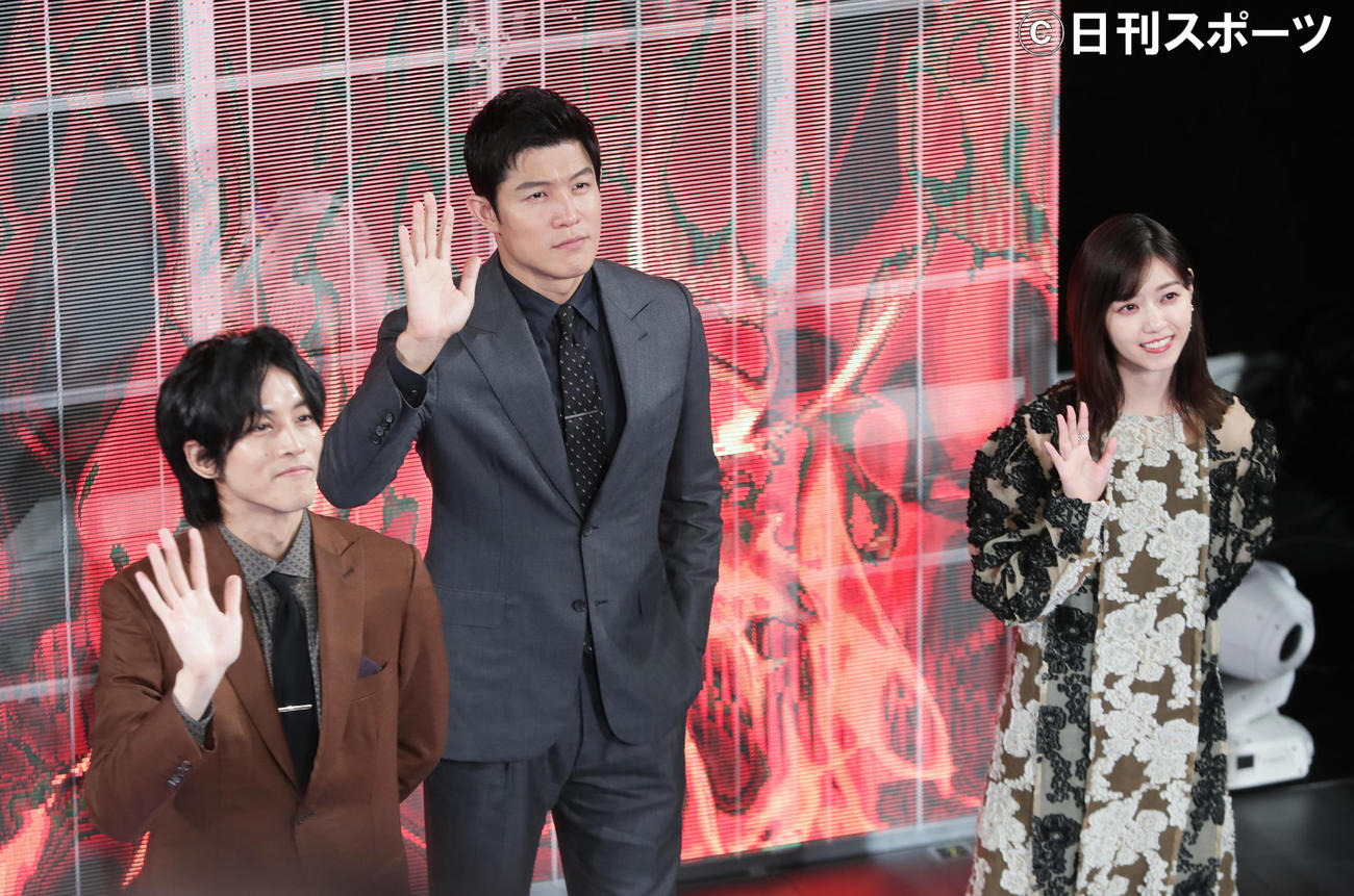 完成披露イベントを行った、左から松坂桃李、鈴木亮平、西野七瀬（撮影・足立雅史）