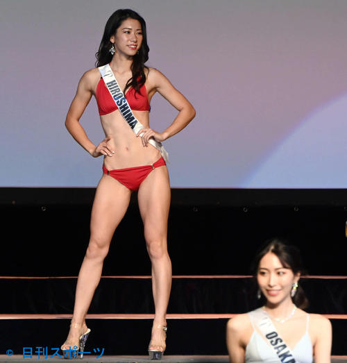 水着審査で笑顔を見せるミス広島の平原萌子さん（撮影・たえ見朱実）