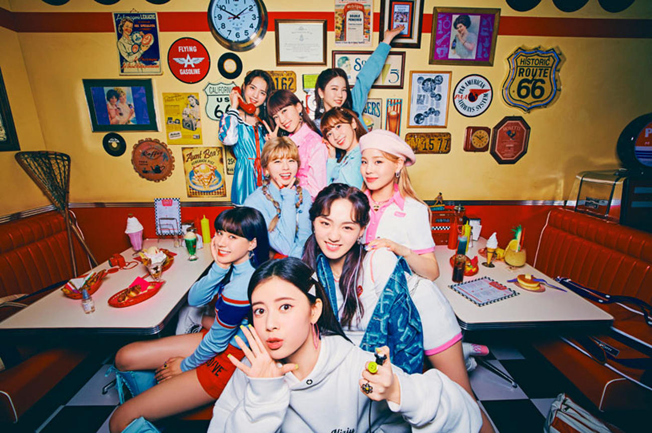 NiziU。（手前から時計回りに）RIMA、NINA、RIKU、MAYUKA、MAYA、AYAKA、MIIHI、MAKO、RIO