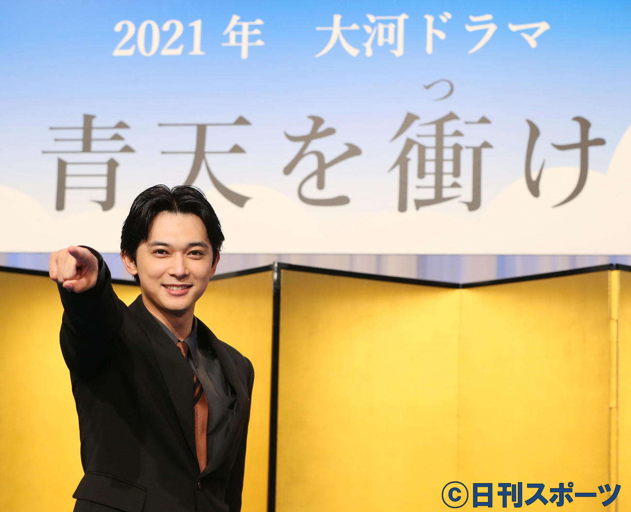 NHK大河ドラマ「青天を衝け」会見でポーズを決める主演の吉沢亮（19年9月）