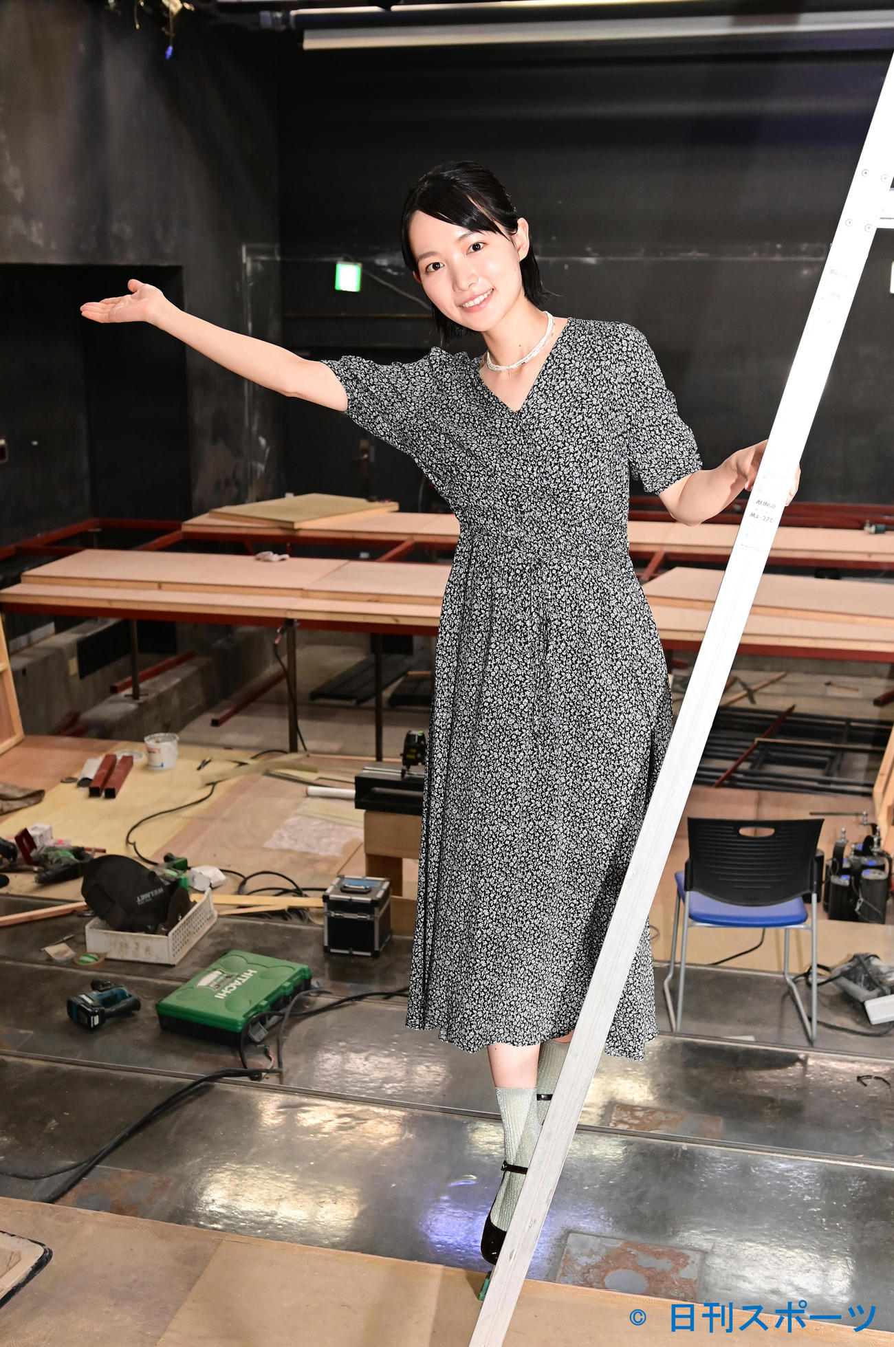 改装中の舞台を背にポーズを決める小川紗良（撮影・小沢裕）