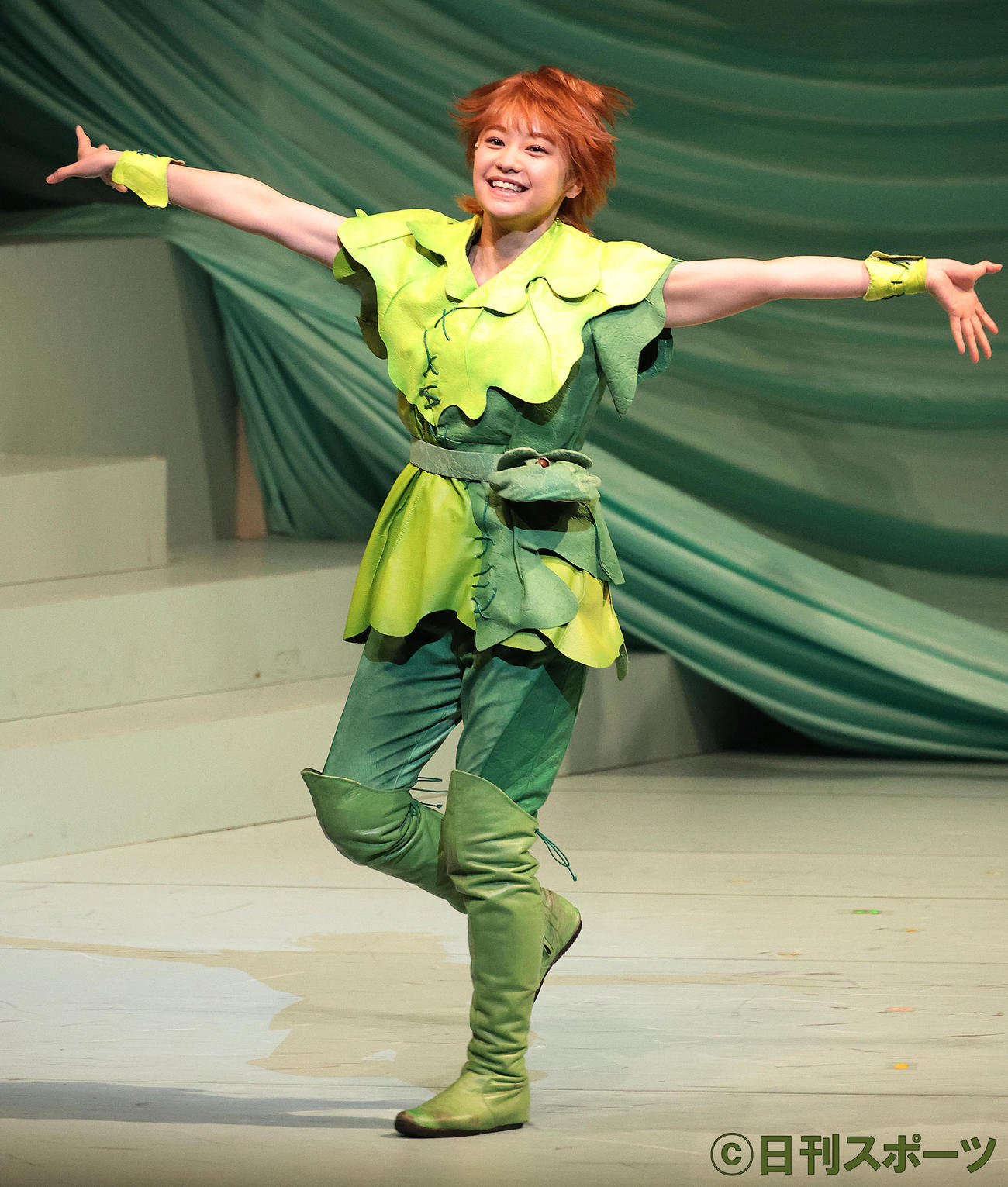 舞台「ピーターパン」で手を振るピーターパン役の吉柳咲良（撮影・中島郁夫）