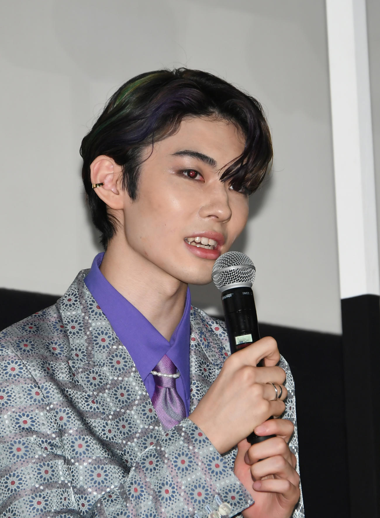 「サイダーのように言葉が湧き上がる」初日舞台あいさつする、チェリーの声を勤めた市川染五郎（撮影・酒井清司）