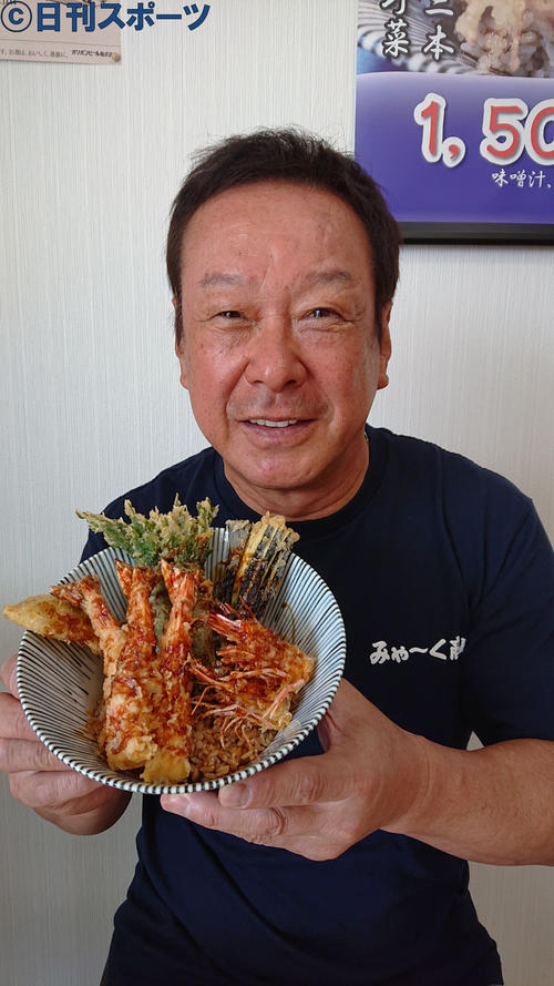 昨年10月にリニューアルオープンした沖縄・宮古島の天丼&居酒屋「みゃ~く商店」では接客もこなす森末慎二
