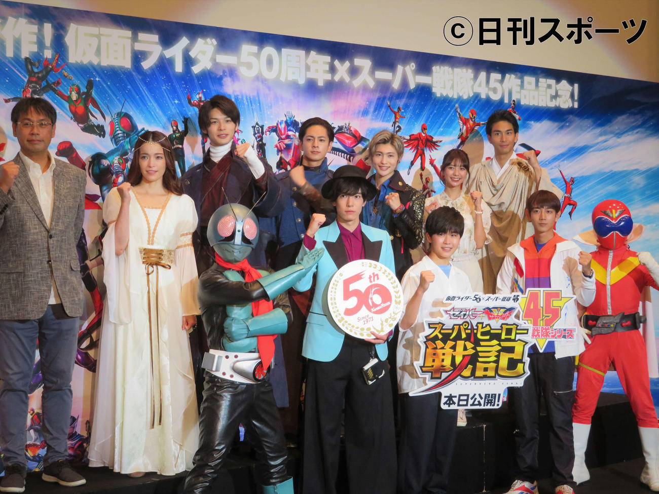 映画「セイバー＋ゼンカイジャー　スーパーヒーロー戦記」（田崎竜太監督）の初日舞台あいさつに登壇した手前左から内藤秀一郎、鈴木福、駒木根葵汰、奥左から田崎竜太監督、知念里奈、青木瞭、山口貴也、増子敦貴、川津明日香、市川知宏（撮影・三須佳夏）