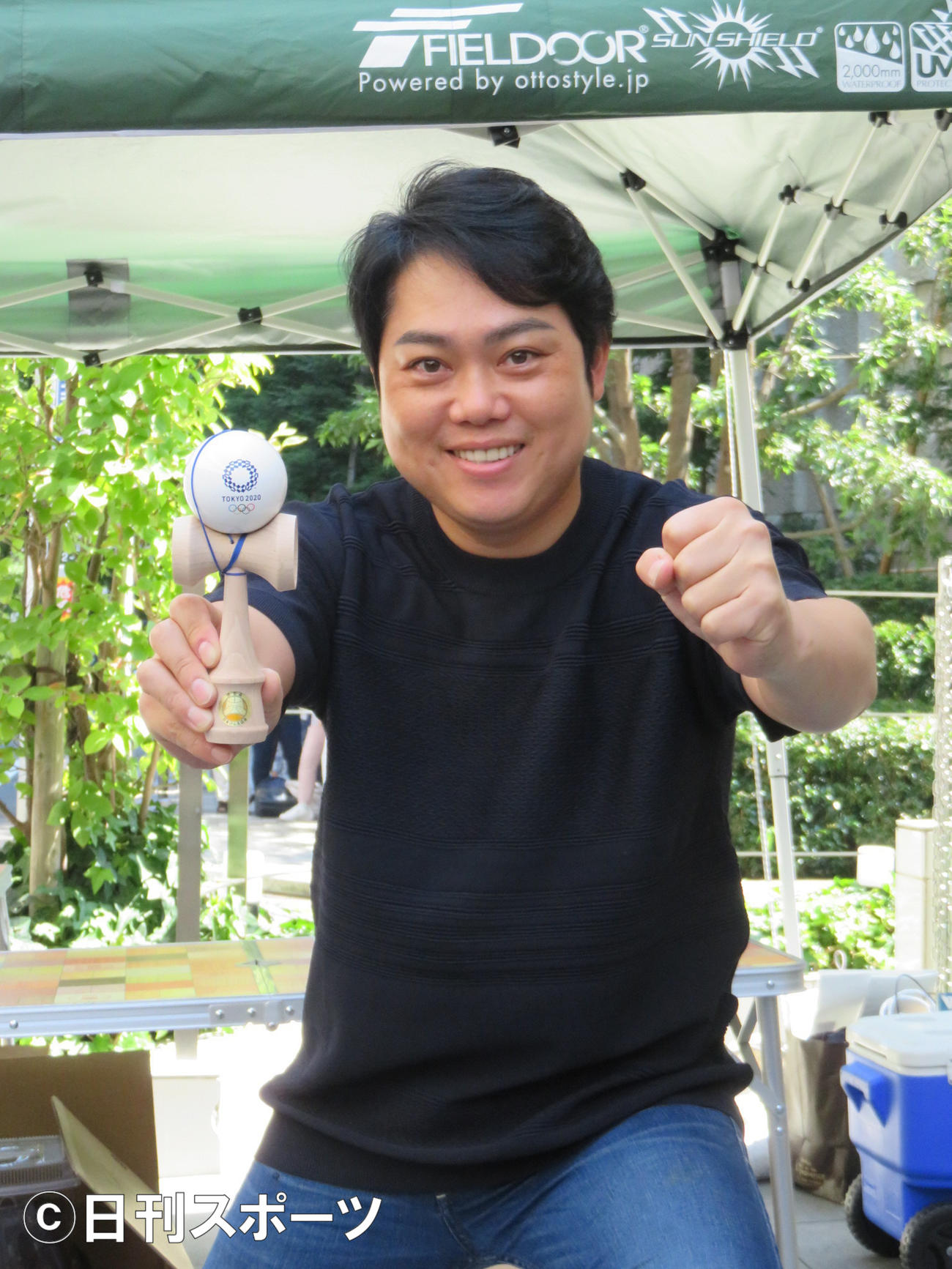 五輪ロゴの入ったけん玉を披露する三山ひろし
