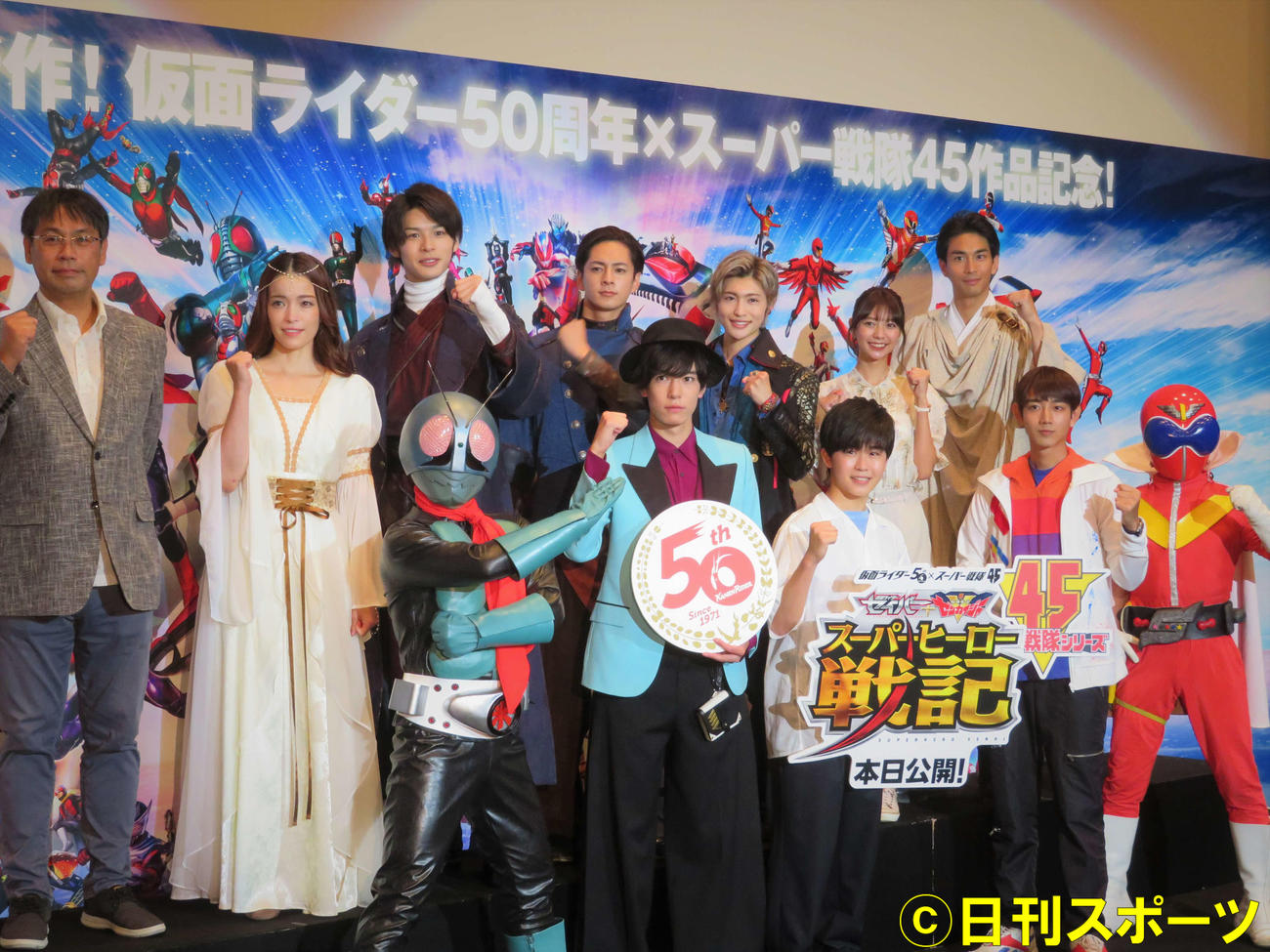 映画「セイバー＋ゼンカイジャー　スーパーヒーロー戦記」初日舞台あいさつに登壇した、前列左から内藤秀一郎、鈴木福、駒木根葵汰、後列左から田崎竜太監督、知念里奈、青木瞭、山口貴也、増子敦貴、川津明日香、市川知宏（撮影・三須佳夏）