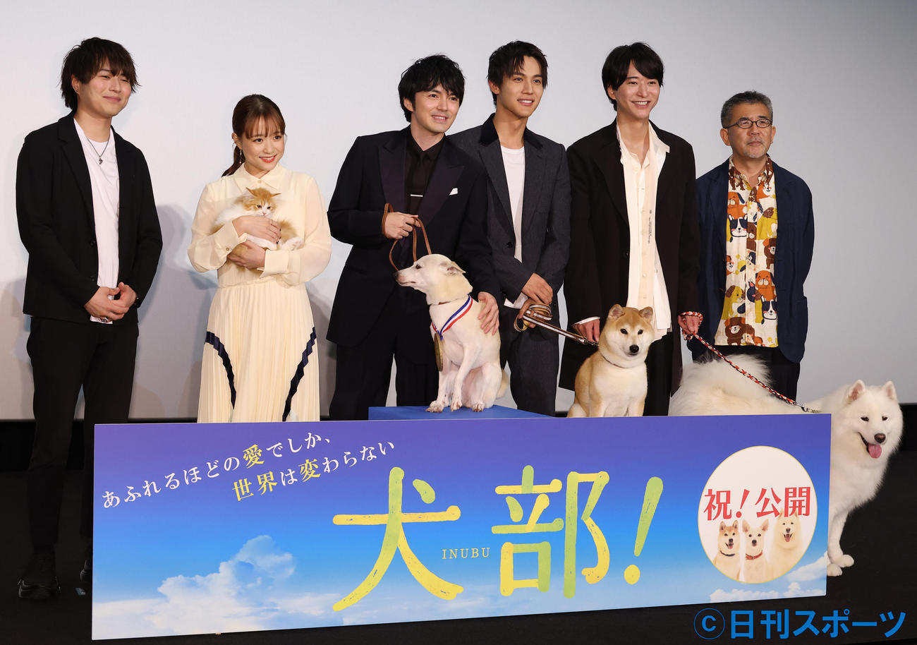 映画「犬部！」初日舞台あいさつで出演する動物たちと一緒に記念撮影する、左から竹中雄大、大原桜子、林遣都、中川大志、浅香航大、篠原哲雄監督（撮影・中島郁夫）