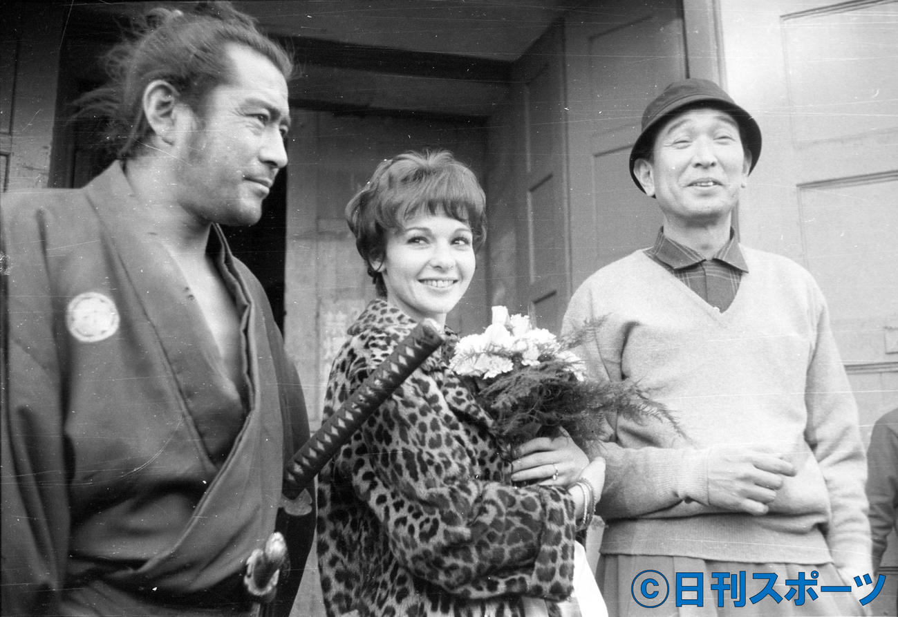 侍姿の三船敏郎（左）と世界で一番尊敬する黒沢明監督（右）を「用心棒」のセットに訪ねたフランス女優のフランソワーズ・アルヌールさん（1961年1月撮影）