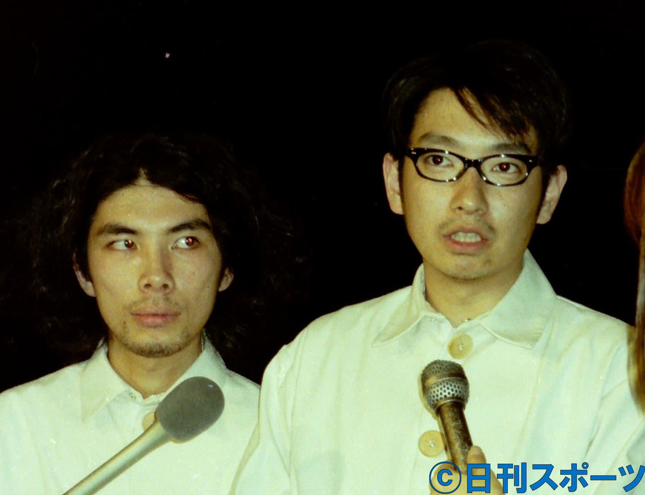 会見する片桐仁(左)と小林賢太郎（2000年5月撮影）