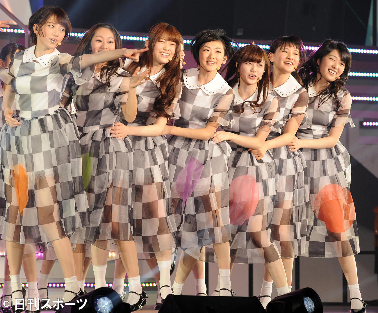 13年2月、デビュー1周年ライブで「おいでシャンプー」を披露した、左から橋本奈々未、桜井玲香、松村沙友理、生駒里奈、白石麻衣、中田花奈、高山一実