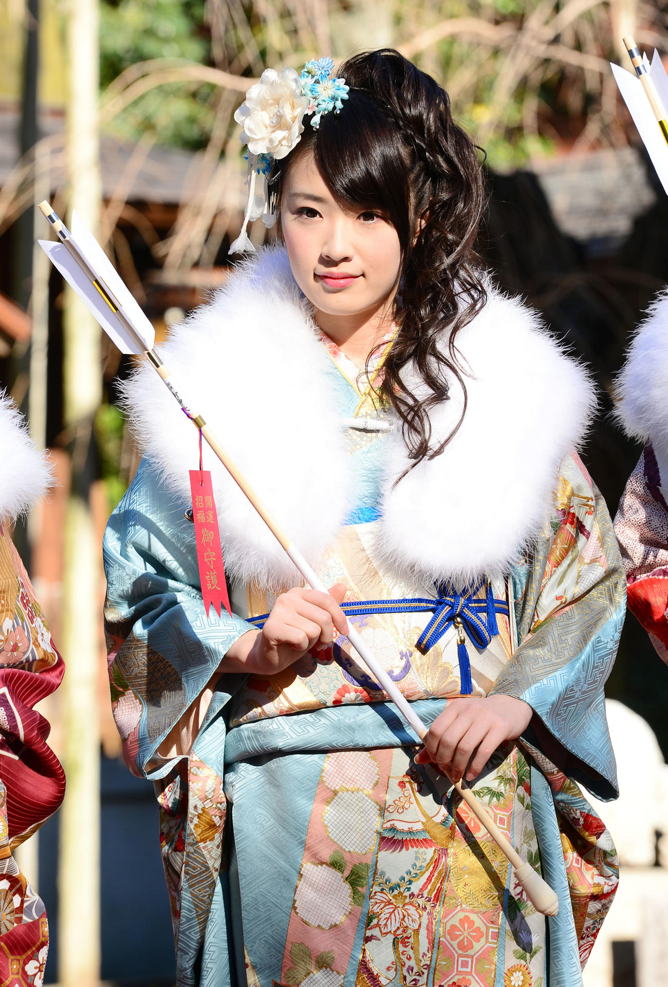 成人式　新成人の乃木坂46高山一実は晴れ着姿で破魔矢を手に笑顔を見せる＝2014年1月10日