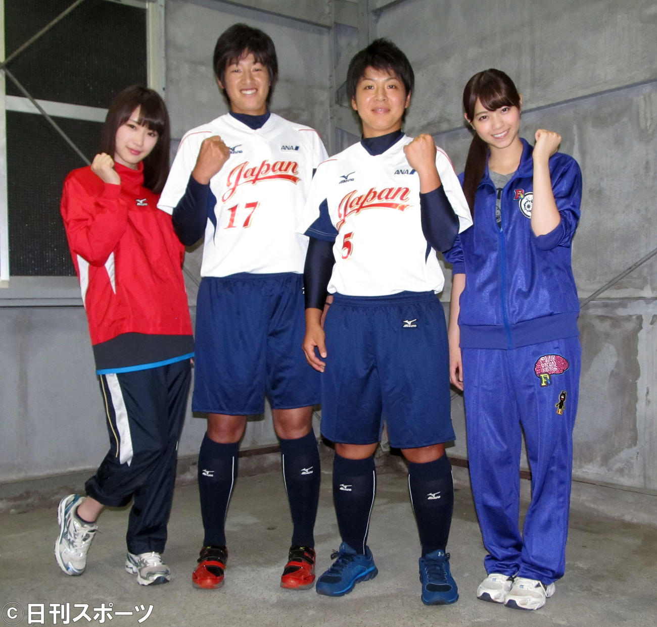 15年7月　ソフトボール日本代表とガッツポーズする乃木坂46。左から高山一実、上野由岐子、山本優、西野七瀬
