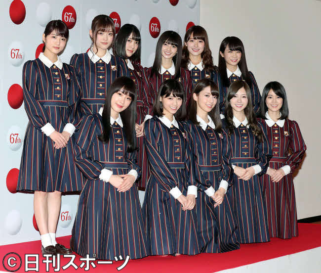 第67回NHK紅白歌合戦リハーサルを終え、カメラマンのリクエストに応えて写真撮影に応じる乃木坂46。前列左端が高山一実（2016年12月撮影）