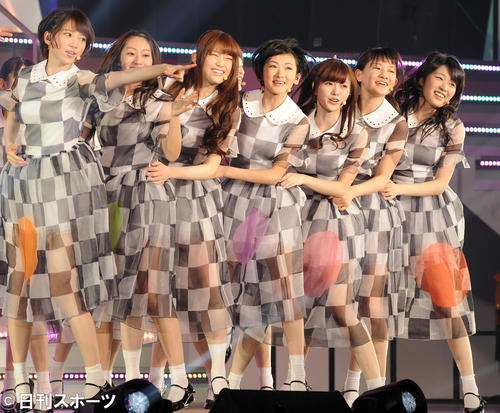 13年2月、デビュー1周年ライブで「おいでシャンプー」を披露した、左から橋本奈々未、桜井玲香、松村沙友理、生駒里奈、白石麻衣、中田花奈、高山一実