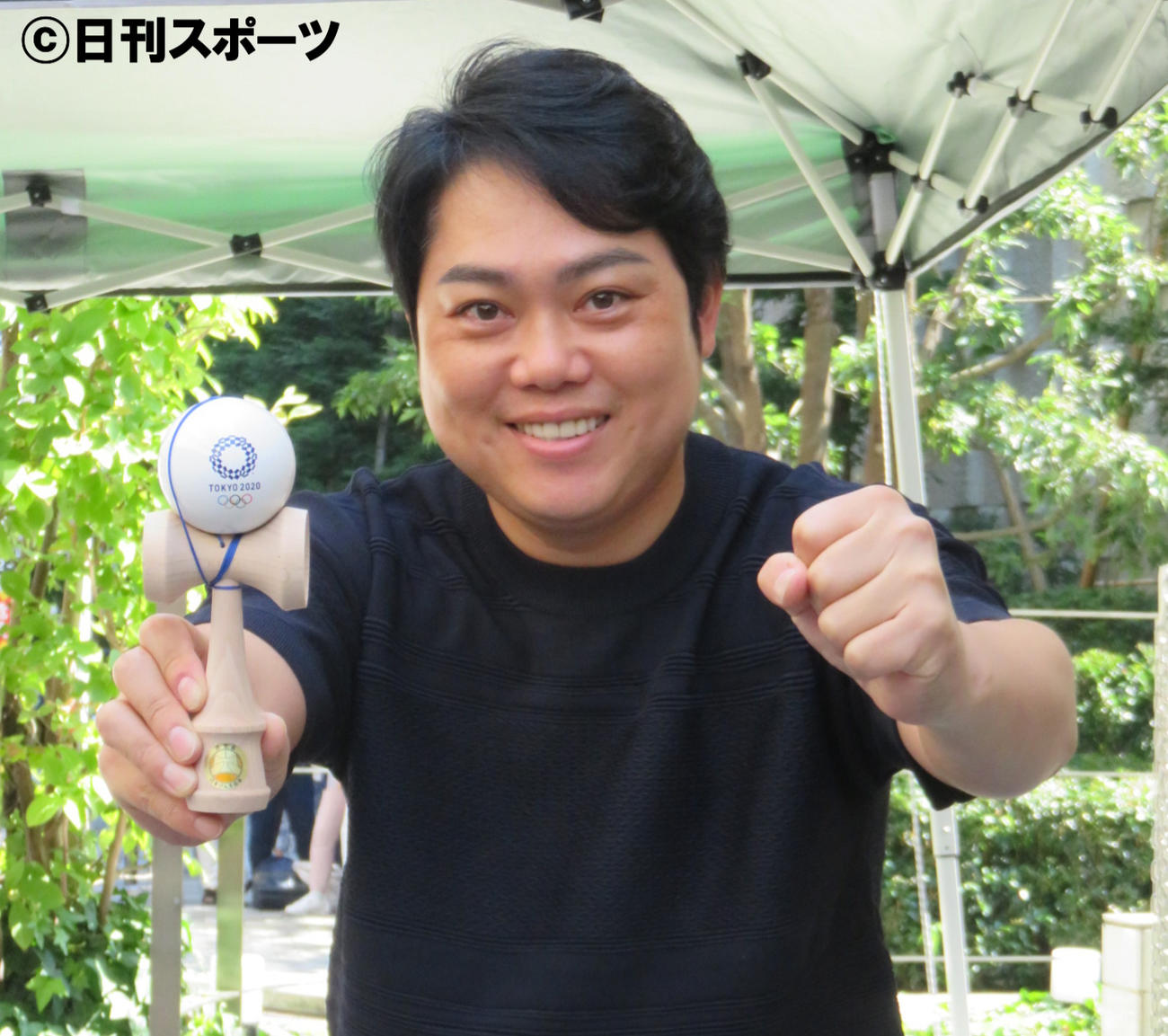 五輪ロゴの入ったけん玉を披露する三山ひろし