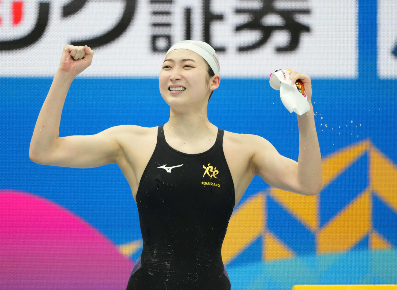 4月、競泳日本選手権・女子100メートルバタフライで優勝しガッツポーズする池江