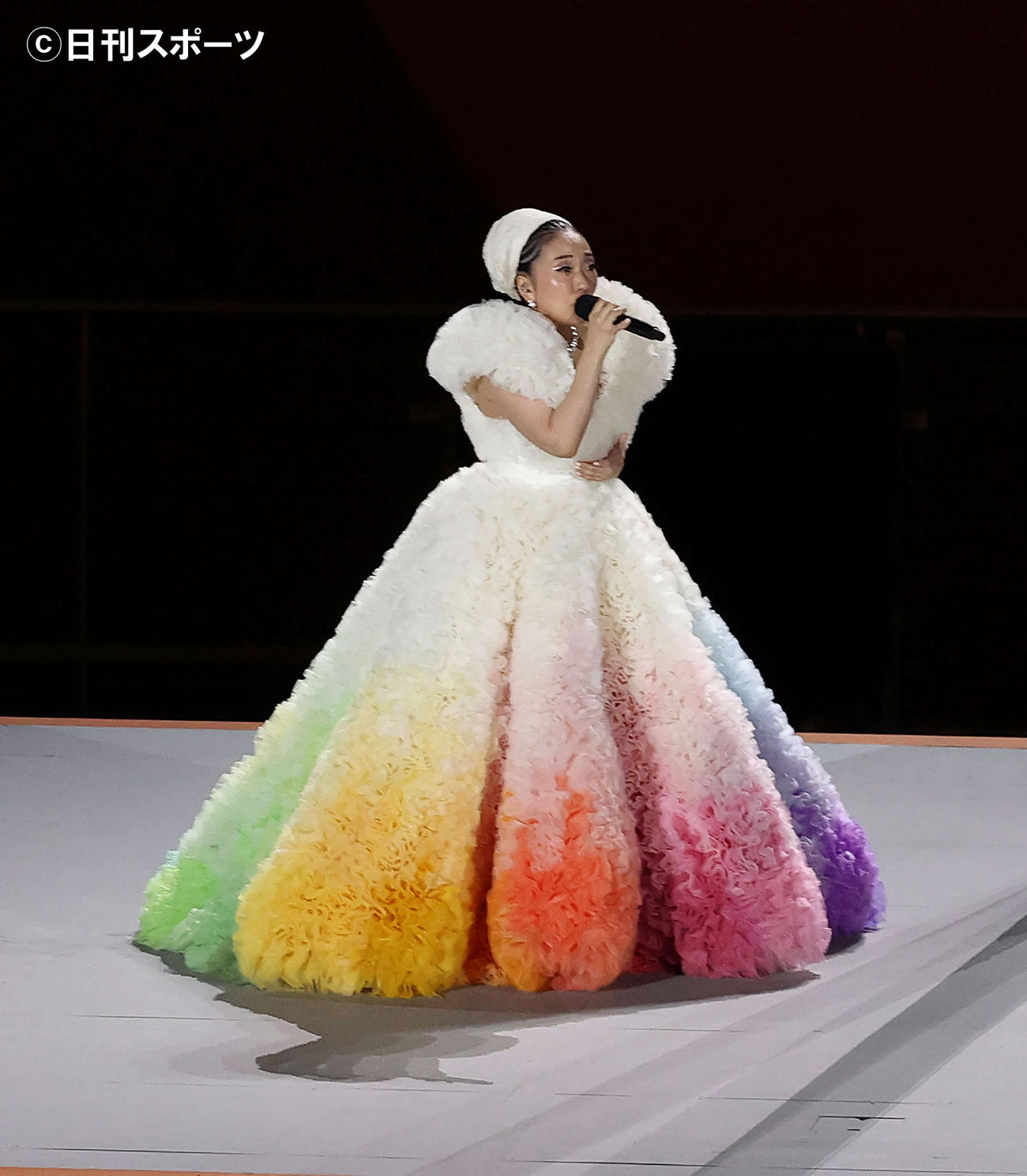 君が代を歌うMISIA（撮影・河野匠）