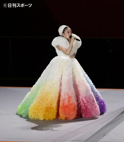 君が代を歌うMISIA（撮影・河野匠）