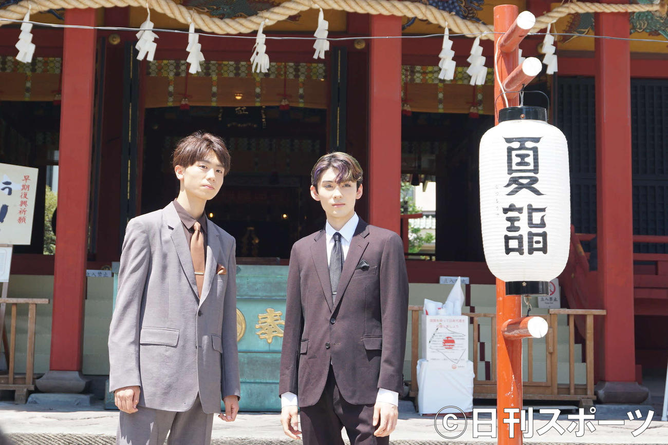 浅草神社を参拝した市川団子（左）、市川染五郎