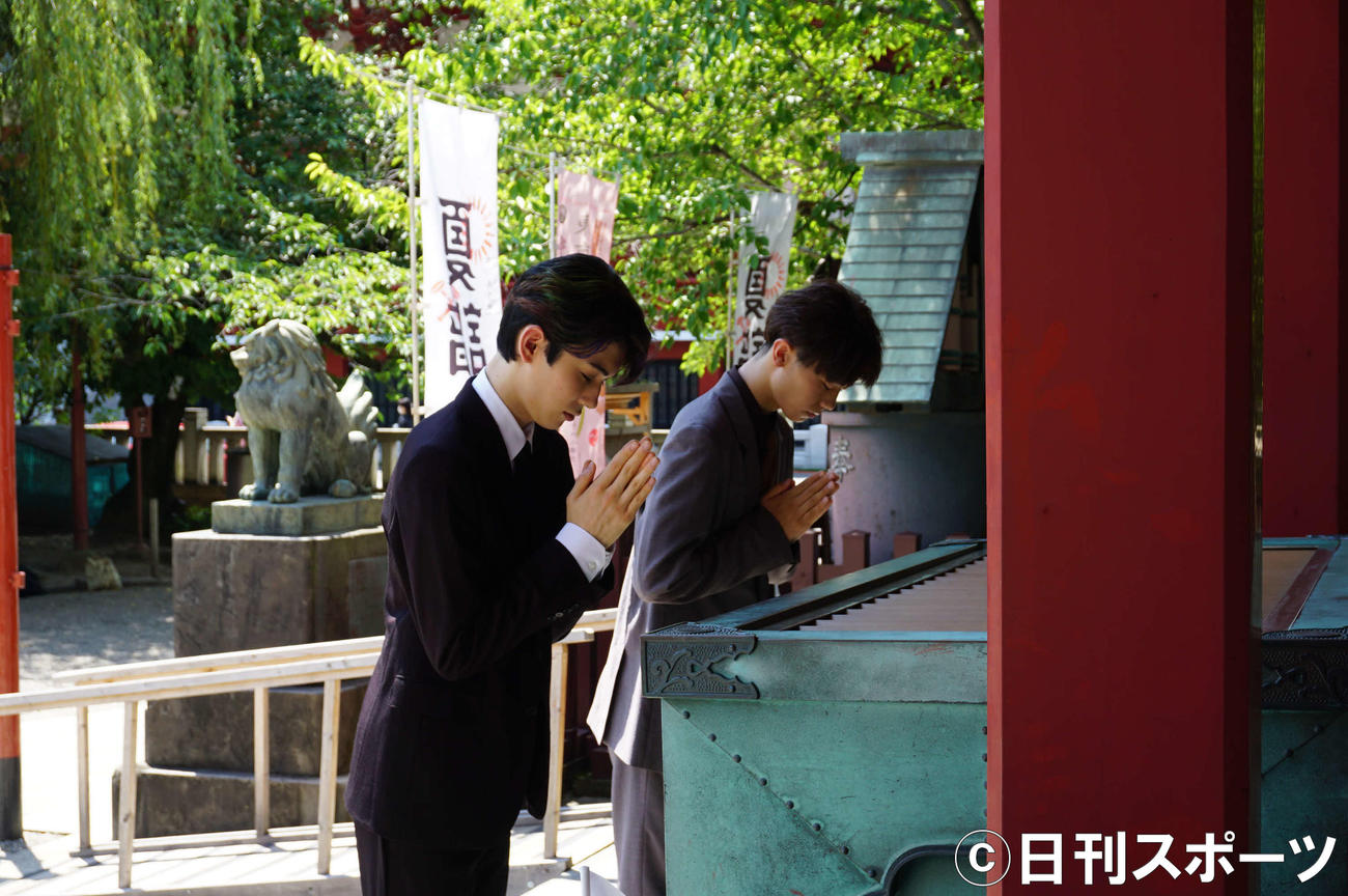 浅草神社を参拝する市川染五郎（手前）、市川団子