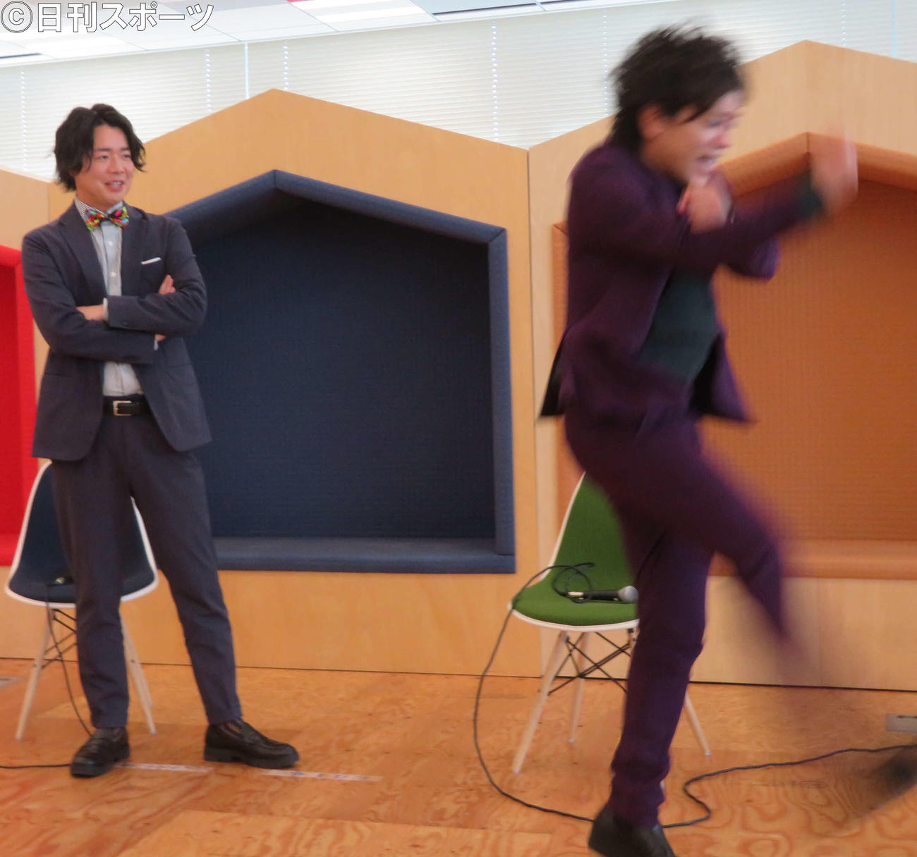 「GYAO！」の新番組「ぺこぱ式○○！」合同取材会で過去の“足上げネタ”を披露する、ぺこぱのシュウペイ（左）と松陰寺太勇（撮影・村上幸将）