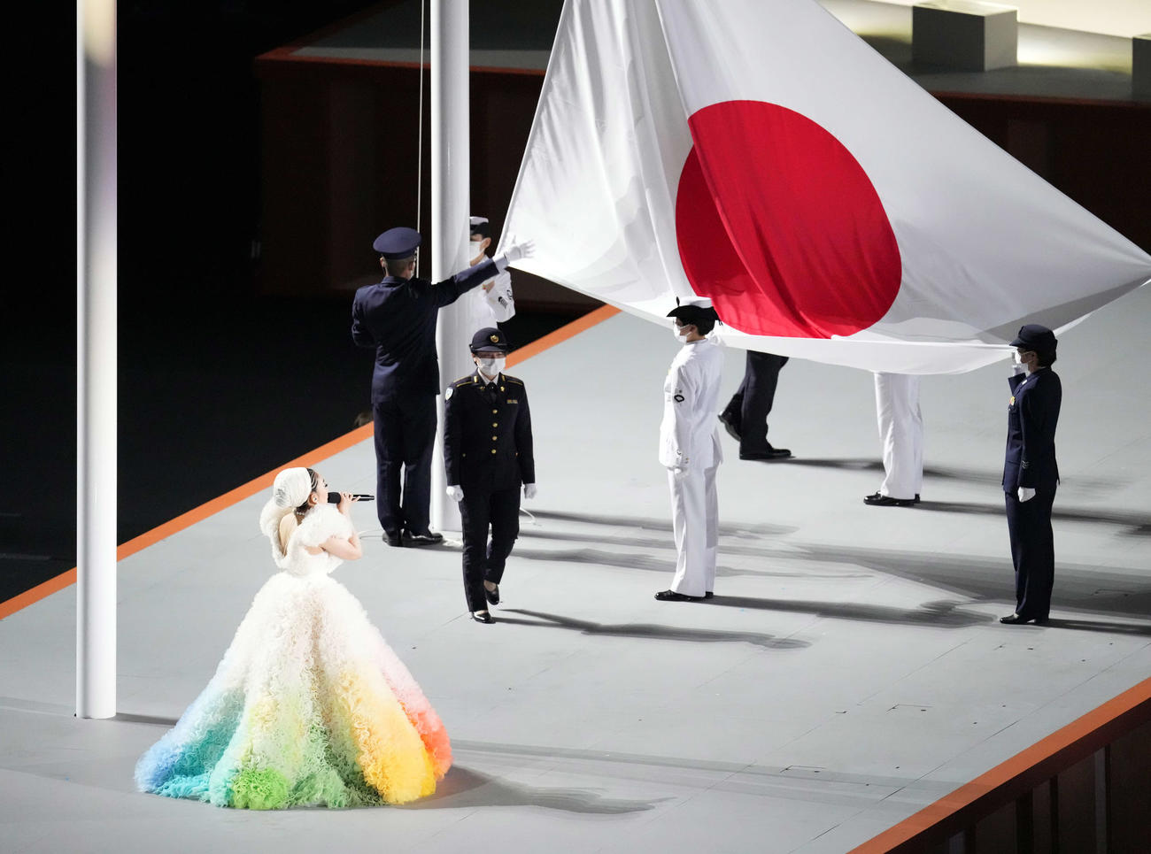 君が代を斉唱するMISIA（撮影・鈴木みどり）