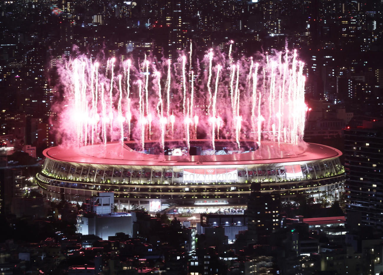 開会式で花火が打ち上がる国立競技場（渋谷スカイから・撮影・足立雅史）