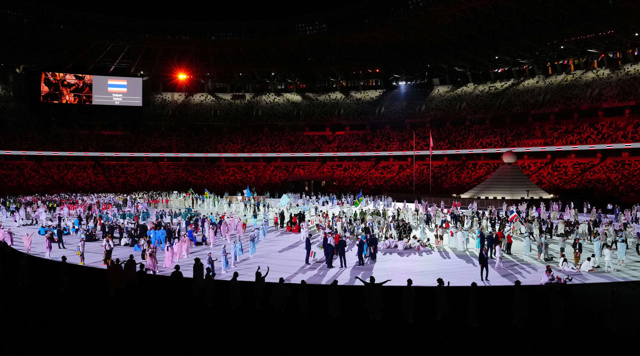 東京五輪開会式で入場行進を行う各国の選手団（撮影・江口和貴）