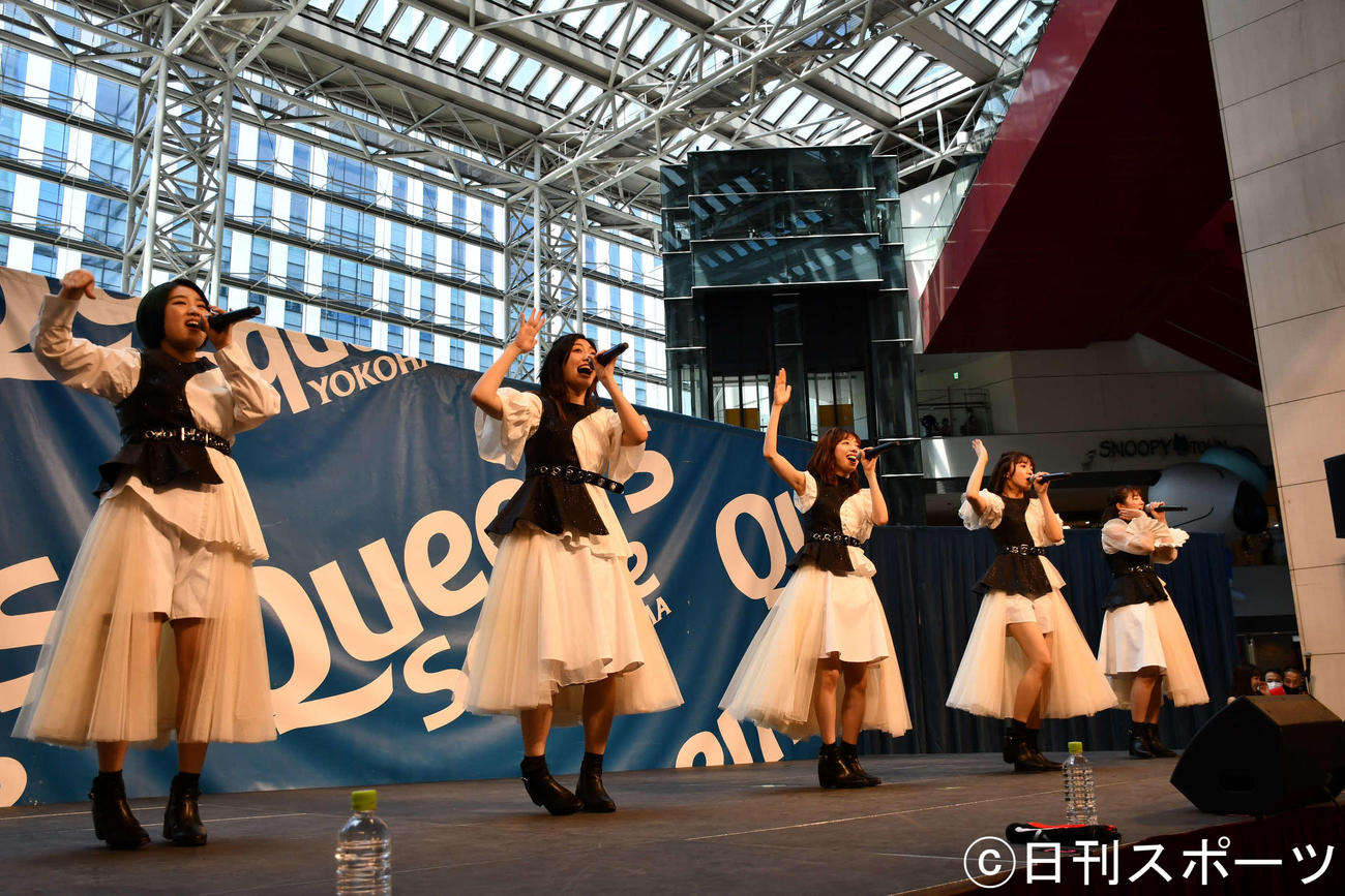 私立恵比寿中学メンバー左から柏木ひなた、小林歌穂、真山りか、星名美怜、中山莉子