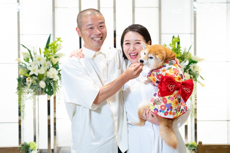 愛犬を抱くアキナ山名（左）と宇都宮まき（ラフ＆ピースマガジンより）