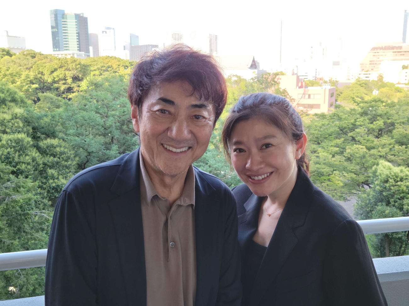 離婚を発表した市村正親（左）と篠原涼子＝7月都内にて