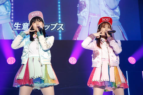 「HKT48　リクエストアワー　セットリストベスト50 2021」昼公演で「生意気リップス」を披露する田中美久（左）と矢吹奈子