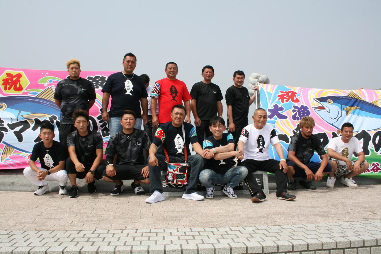 大間のマグロ漁師と福田こうへい（右から4人目）