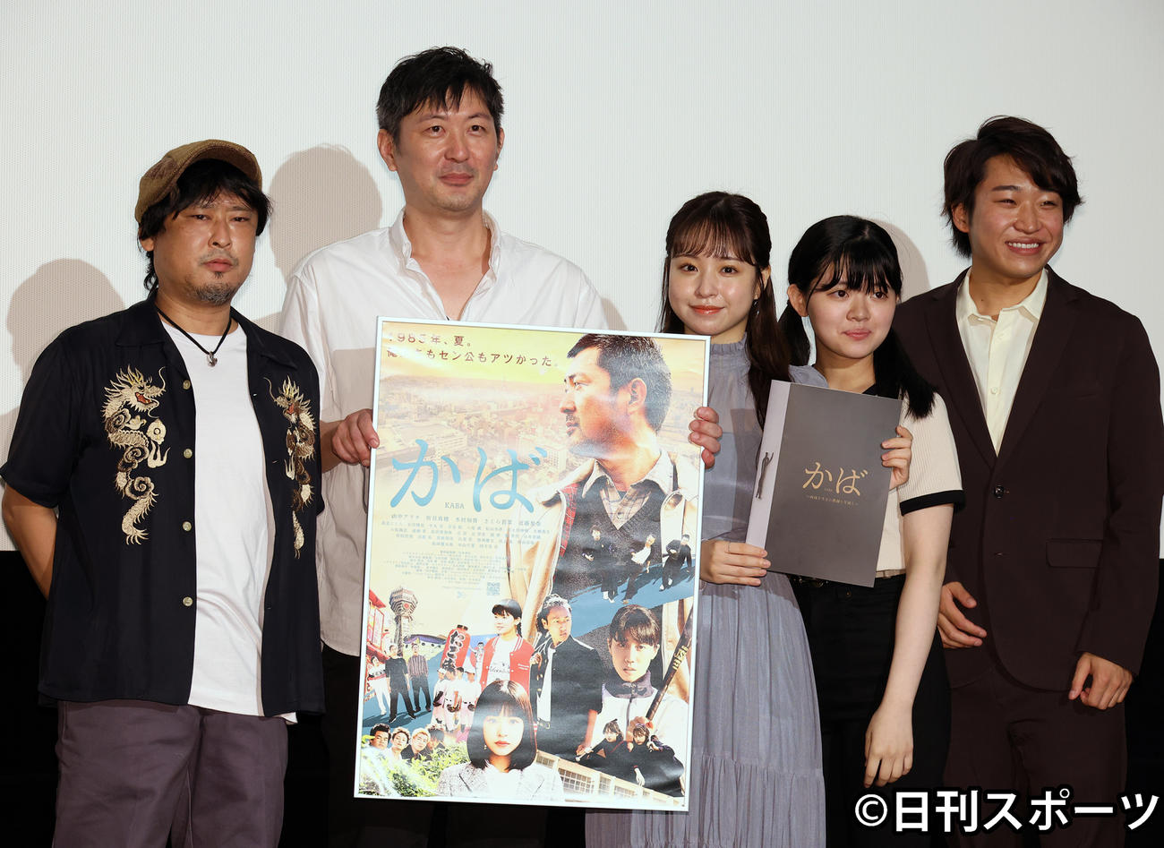 映画「かば」初日舞台あいさつで記念撮影する左から川本貴弘監督、山中アラタ、近藤里奈、さくら若菜、松山歩夢（撮影・中島郁夫）