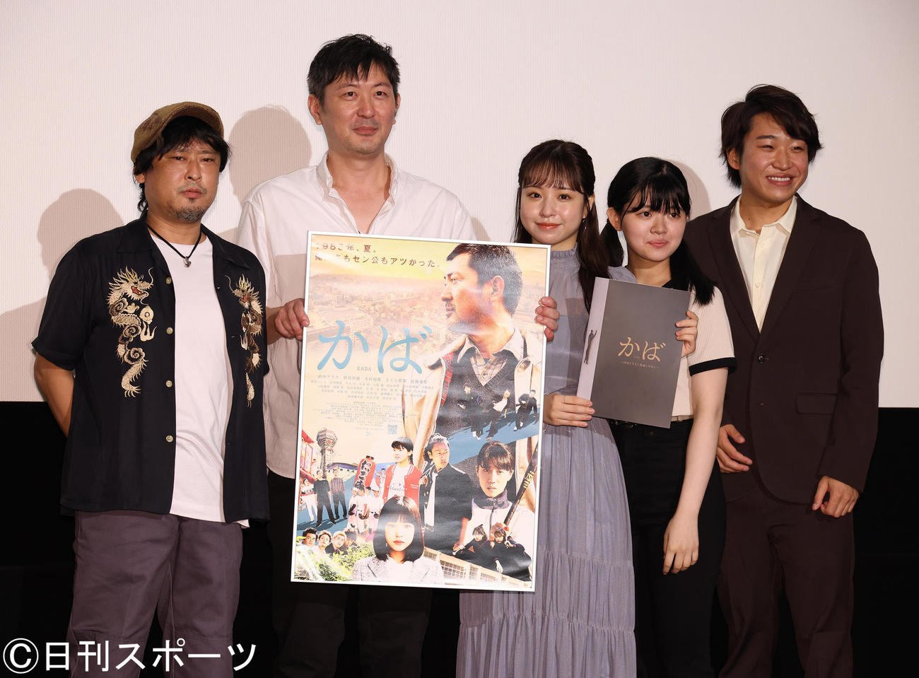映画「かば」初日舞台あいさつで記念撮影する左から川本貴弘監督、山中アラタ、近藤里奈、さくら若菜、松山歩夢（撮影・中島郁夫）