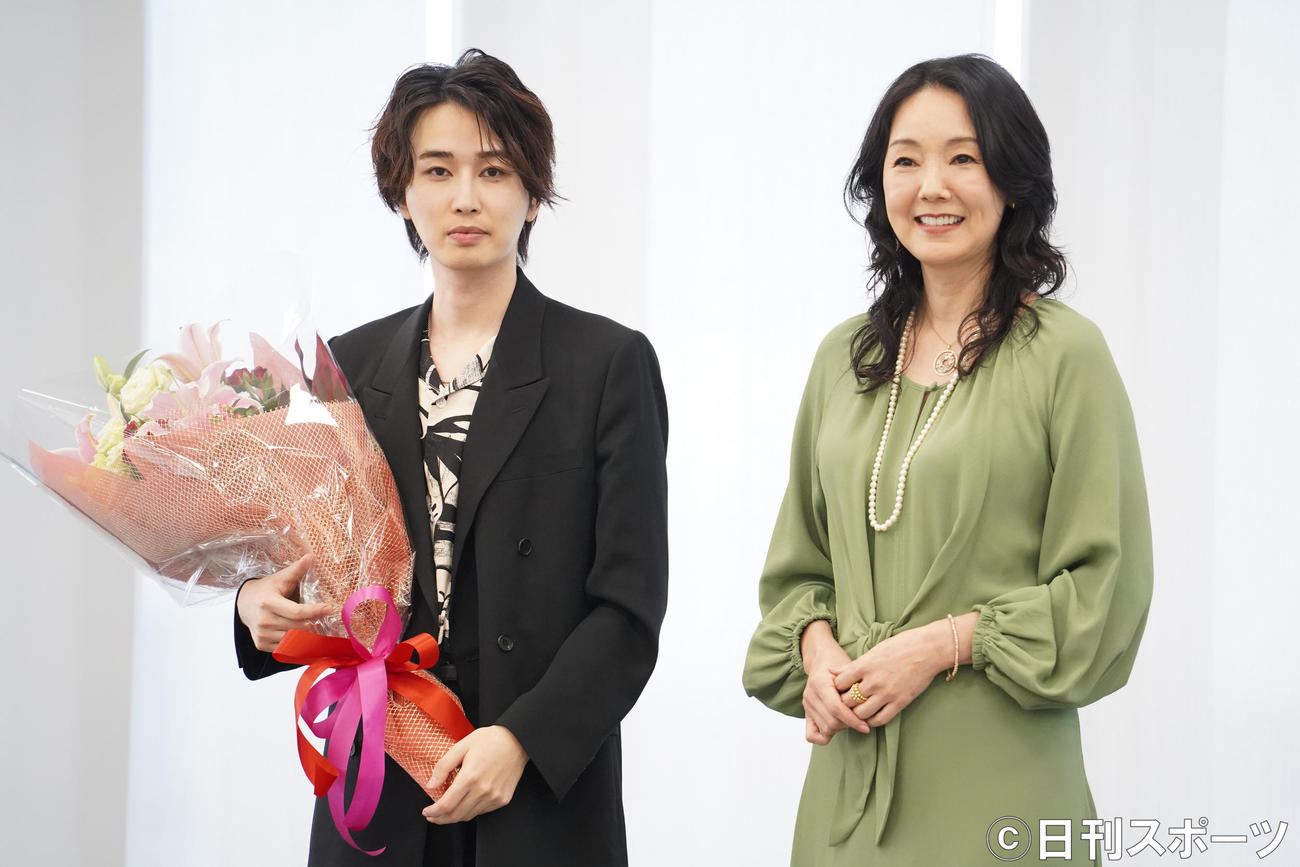 会見を行った、カルマ（左）とよた真帆（撮影・佐藤勝亮）